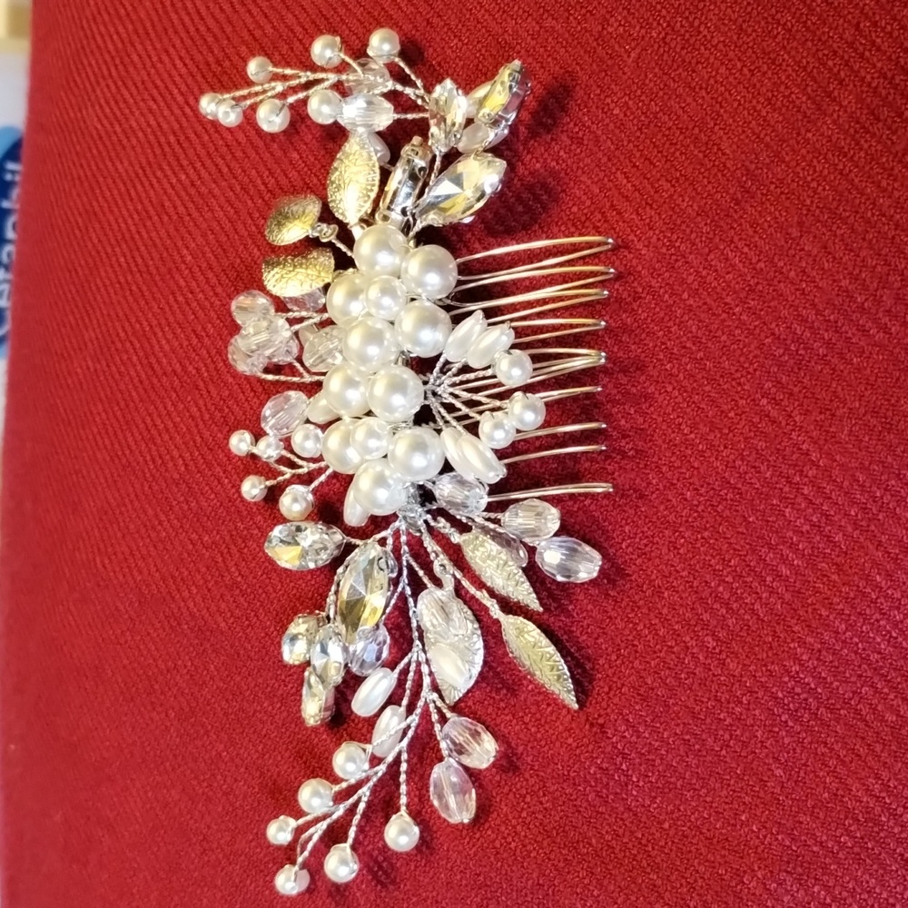 Elegant Silver  Hair Comb with Pearls. NEW WITHOUT TAGS.